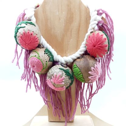 Imagen de Maxi collar de jícaras bordadas 