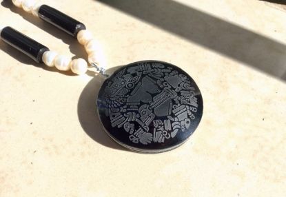 Imagen de Colgante Mexicano prehispánico Coyolxauhqui Obsidiana con Collar de perlas de rio y agata negra, joyería Mexicana