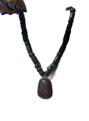 Imagen de Colgante obsidiana manto huichol - Collar de obsidiana arco iris con cuentas de jade guatemalteco, joyería huichol