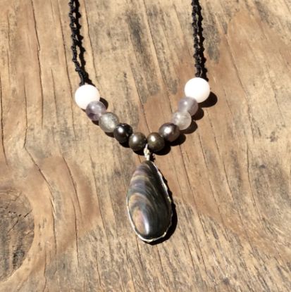 Imagen de Colgante para mujer de Obsidiana Manto Huichol de Alta calidad con perlas de Río, amatista y cuarzo rosa