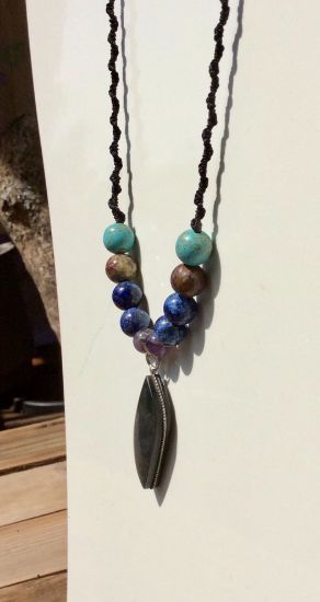 Imagen de Colgante de Obsidiana Manto Huichol de Alta calidad con cuentas de lapis lazuli, turquesa, árbol fosilizado y amatista 