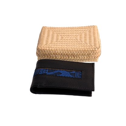 Imagen de Cartera de piel con bordado en azul