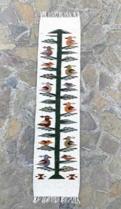 Imagen de Pasillo para Camino de Mesa color blanco natural y suave con diseño Árbol de vida tejido a mano con lana de borrego 