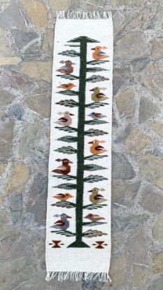 Imagen de Pasillo para Camino de Mesa color blanco natural y suave con diseño Árbol de vida tejido a mano con lana de borrego 