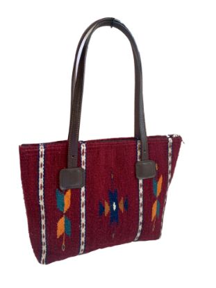 Imagen de Bolso de Mujer en color rojo tenido con lana fina de borrego y tenido natural con rojo cochinilla . Hecho a mano en Oaxaca  con asas de piel