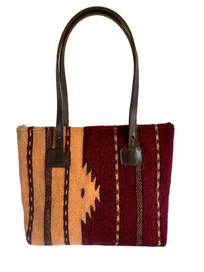 Imagen de Bolso de Mujer en color rojo tenido con lana fina de borrego y tenido natural con rojo cochinilla . Hecho a mano en Oaxaca  con asas de piel-copiar