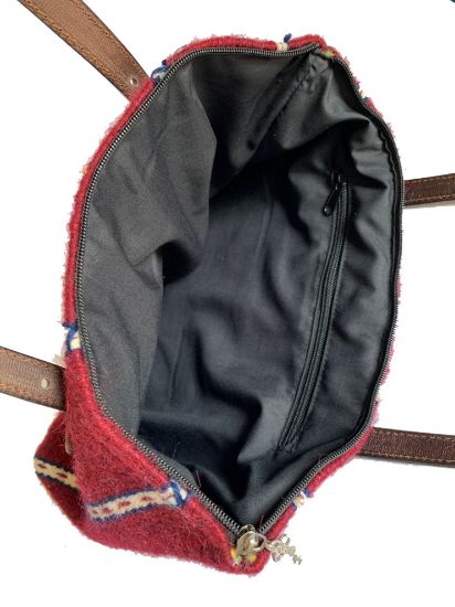 Imagen de Bolso de Mujer en color rojo tenido con lana fina de borrego y tenido natural con rojo cochinilla . Hecho a mano en Oaxaca  con asas de piel-copiar