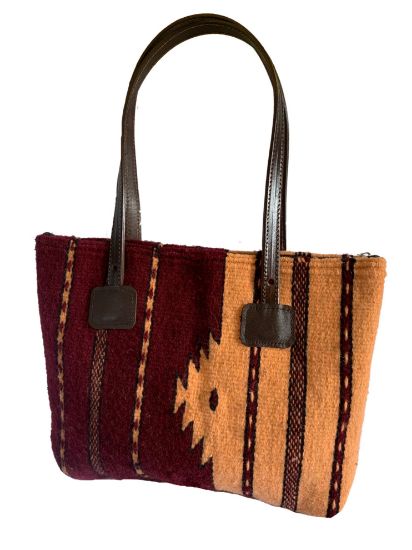 Imagen de Bolso de Mujer en color rojo tenido con lana fina de borrego y tenido natural con rojo cochinilla . Hecho a mano en Oaxaca  con asas de piel-copiar