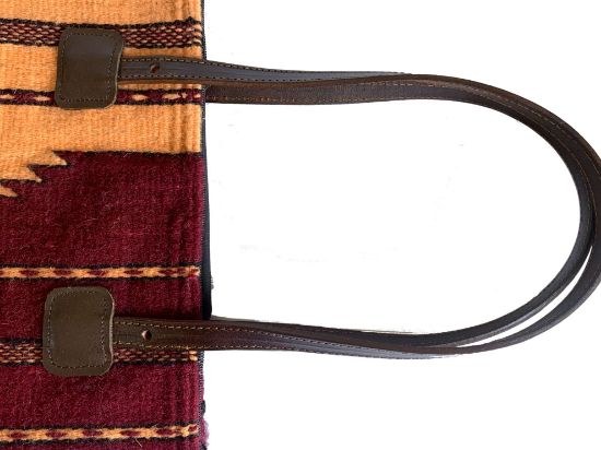 Imagen de Bolso de Mujer en color rojo tenido con lana fina de borrego y tenido natural con rojo cochinilla . Hecho a mano en Oaxaca  con asas de piel-copiar