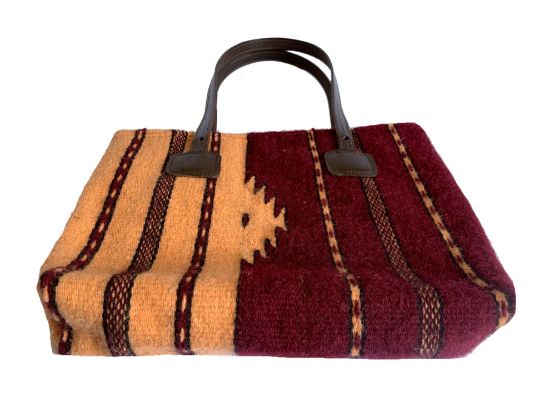 Imagen de Bolso de Mujer en color rojo tenido con lana fina de borrego y tenido natural con rojo cochinilla . Hecho a mano en Oaxaca  con asas de piel-copiar