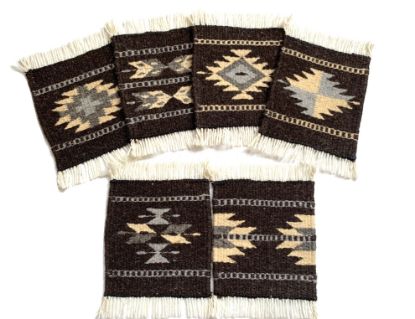 Imagen de 6  piezas de Posa Vasos de Lana , Multi Uso para proteger superficies de manchas y marcas. Color Negro y Crema Tejido Zapotec Geometric Hecho a Mano  12x14 cm