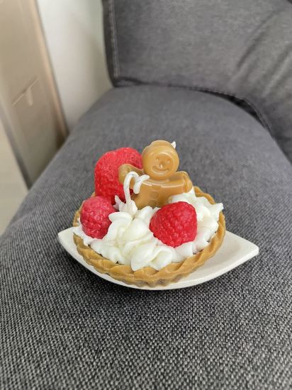 Imagen de Par de velas aromáticas de wafle y tarta con fresas.